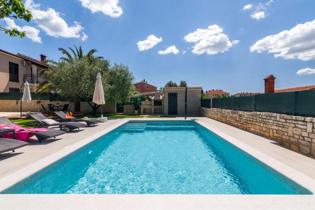 Bazén v ubytovaní Villa Pietra for 6 people near Fažana with sea view - children playground & pet friendly alebo v jeho blízkosti