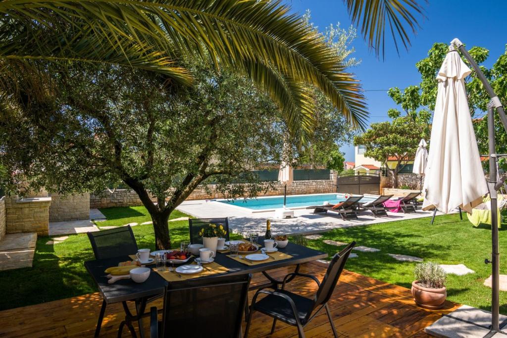 Bazén v ubytovaní Villa Pietra for 6 people near Fažana with sea view - children playground & pet friendly alebo v jeho blízkosti