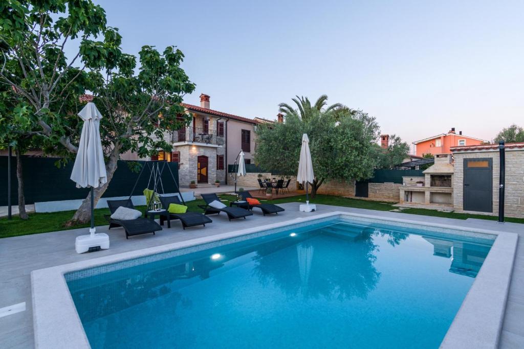 Bazén v ubytovaní Villa Pietra for 6 people near Fažana with sea view - children playground & pet friendly alebo v jeho blízkosti