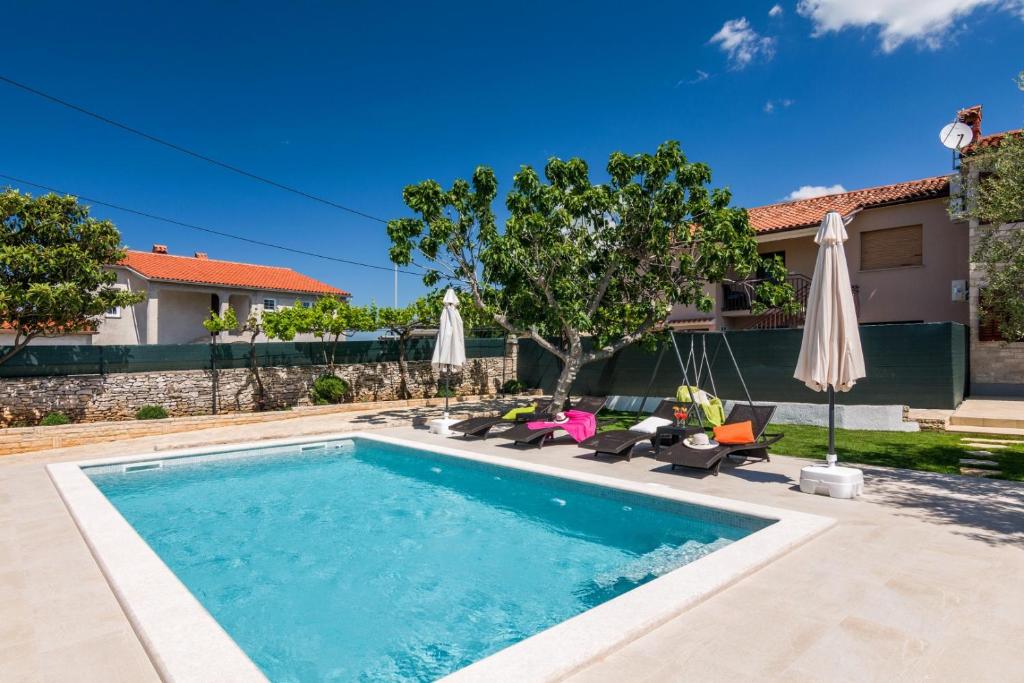 Bazén v ubytovaní Villa Pietra for 6 people near Fažana with sea view - children playground & pet friendly alebo v jeho blízkosti