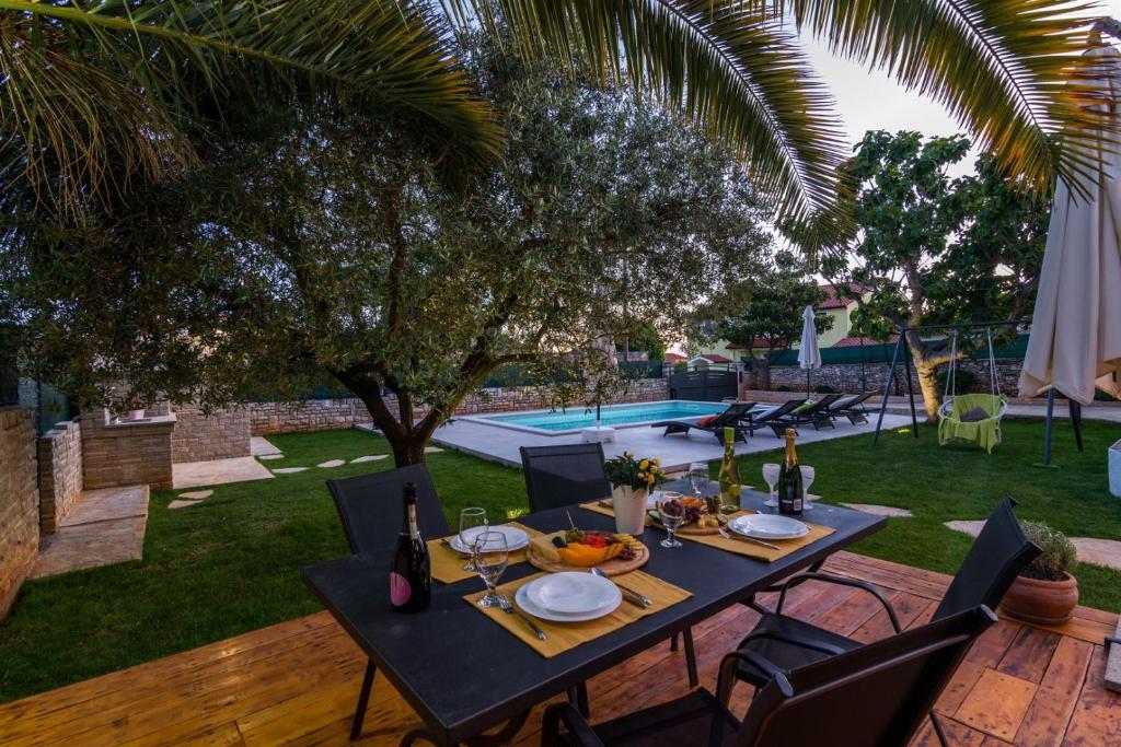 Bazén v ubytovaní Villa Pietra for 6 people near Fažana with sea view - children playground & pet friendly alebo v jeho blízkosti