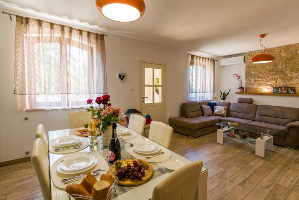 Posedenie v ubytovaní Villa Pietra for 6 people near Fažana with sea view - children playground & pet friendly