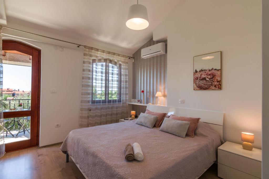 Posteľ alebo postele v izbe v ubytovaní Villa Pietra for 6 people near Fažana with sea view - children playground & pet friendly