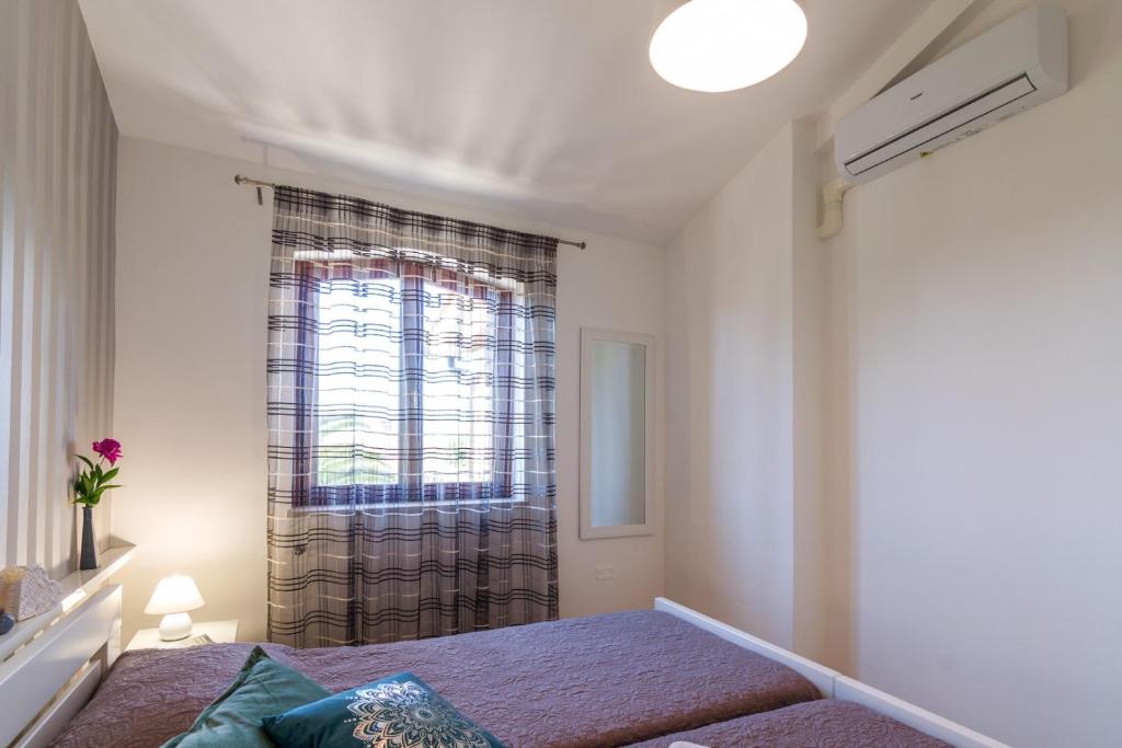 Posteľ alebo postele v izbe v ubytovaní Villa Pietra for 6 people near Fažana with sea view - children playground & pet friendly