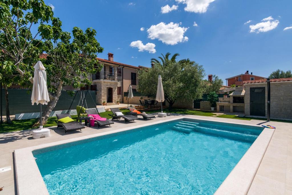 Bazén v ubytovaní Villa Pietra for 6 people near Fažana with sea view - children playground & pet friendly alebo v jeho blízkosti