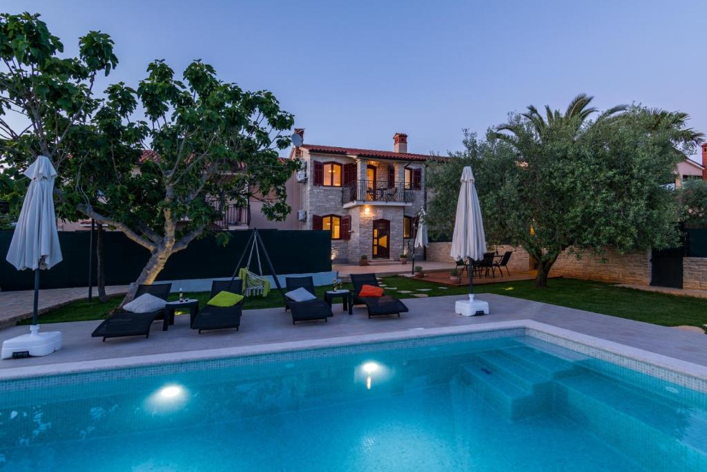 Bazén v ubytovaní Villa Pietra for 6 people near Fažana with sea view - children playground & pet friendly alebo v jeho blízkosti