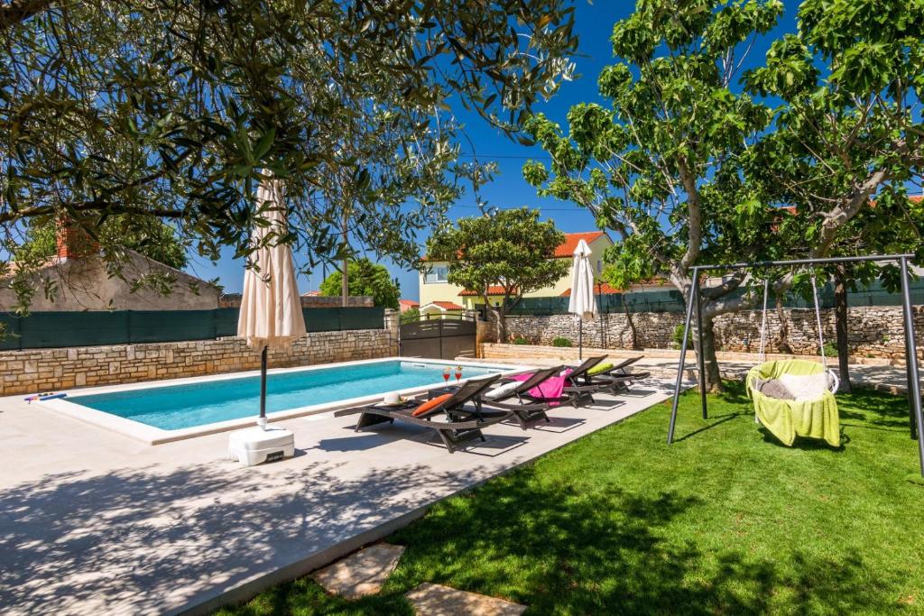 Bazén v ubytovaní Villa Pietra for 6 people near Fažana with sea view - children playground & pet friendly alebo v jeho blízkosti