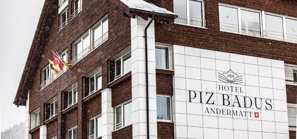安德馬特的住宿－Hotel Piz Badus，建筑一侧的酒店标志