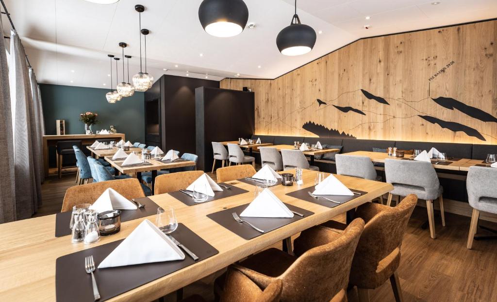 מסעדה או מקום אחר לאכול בו ב-Hotel Piz Badus