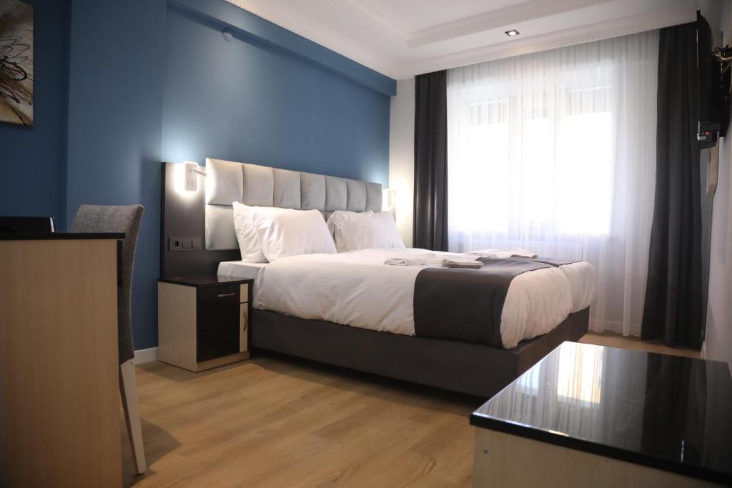 a bedroom with a large bed and a window at ARDOS PARK HOTEL in Ankara