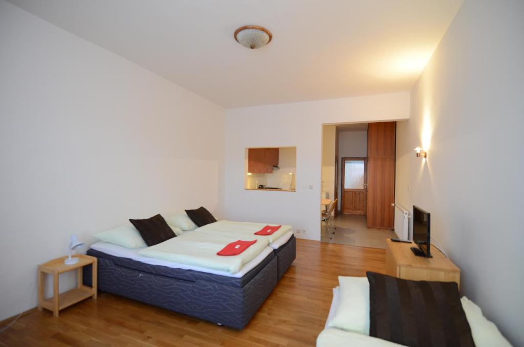 Postel nebo postele na pokoji v ubytování Apartments Karlin