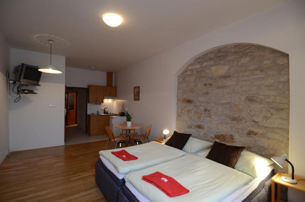 Postel nebo postele na pokoji v ubytování Apartments Karlin