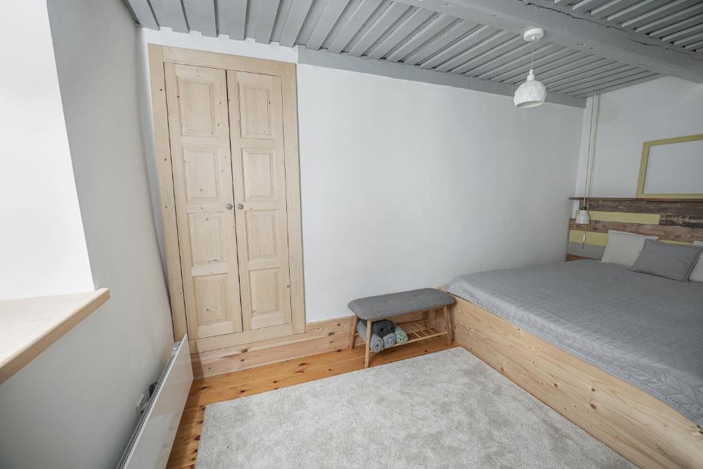 Postel nebo postele na pokoji v ubytování Százéves ház - Vérteskozma 48