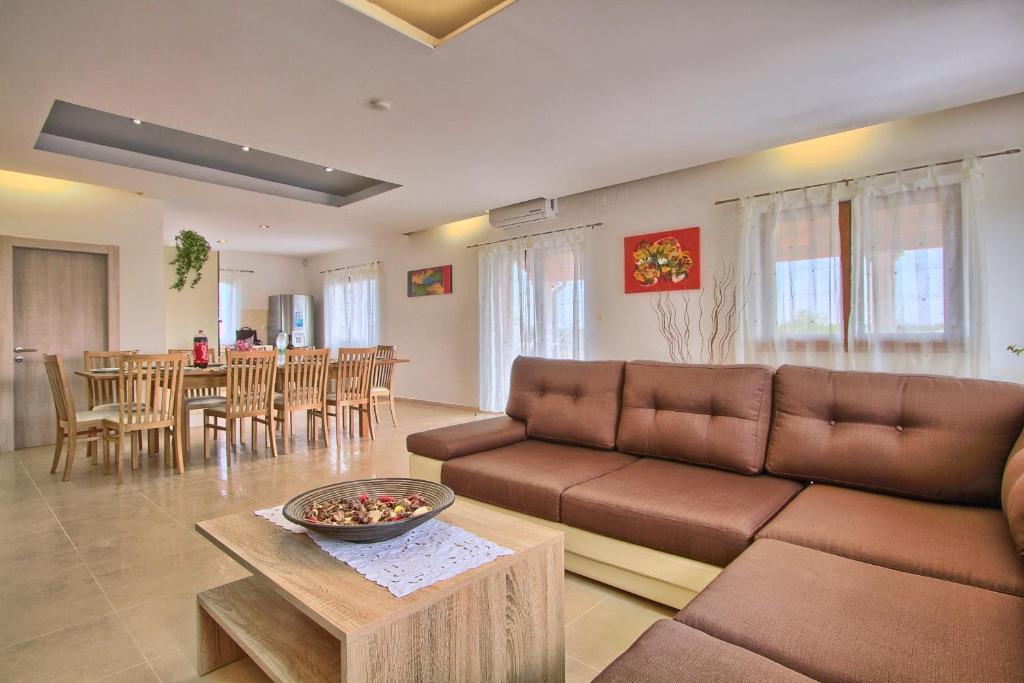 Posezení v ubytování Villa Stokovci in Central Istria for families and kids with a large garden and playground