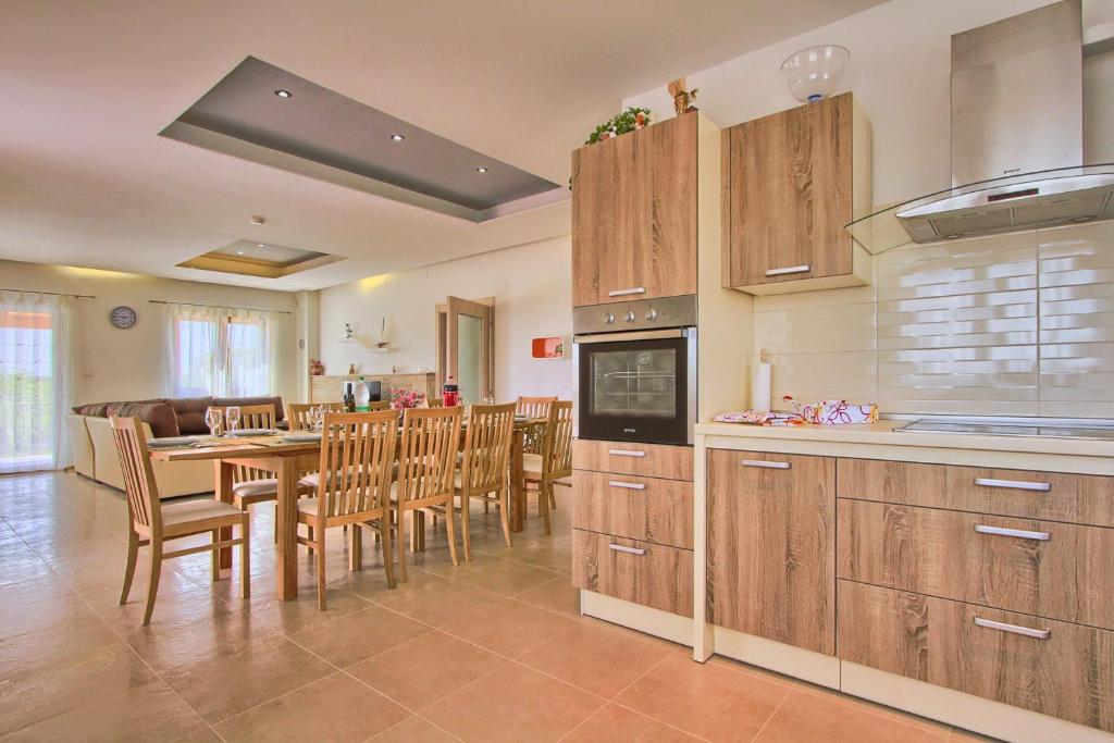 Kuchyň nebo kuchyňský kout v ubytování Villa Stokovci in Central Istria for families and kids with a large garden and playground