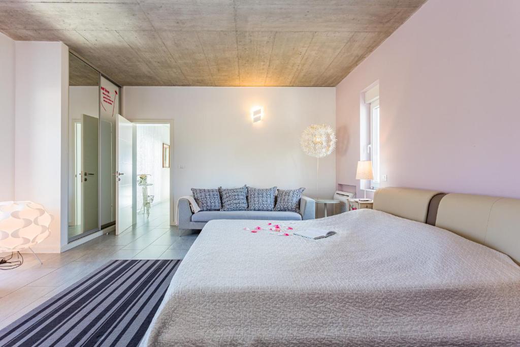 Zdjęcie z galerii obiektu Villa Windrose for 8 persons near Marcana with large garden w mieście Marčana