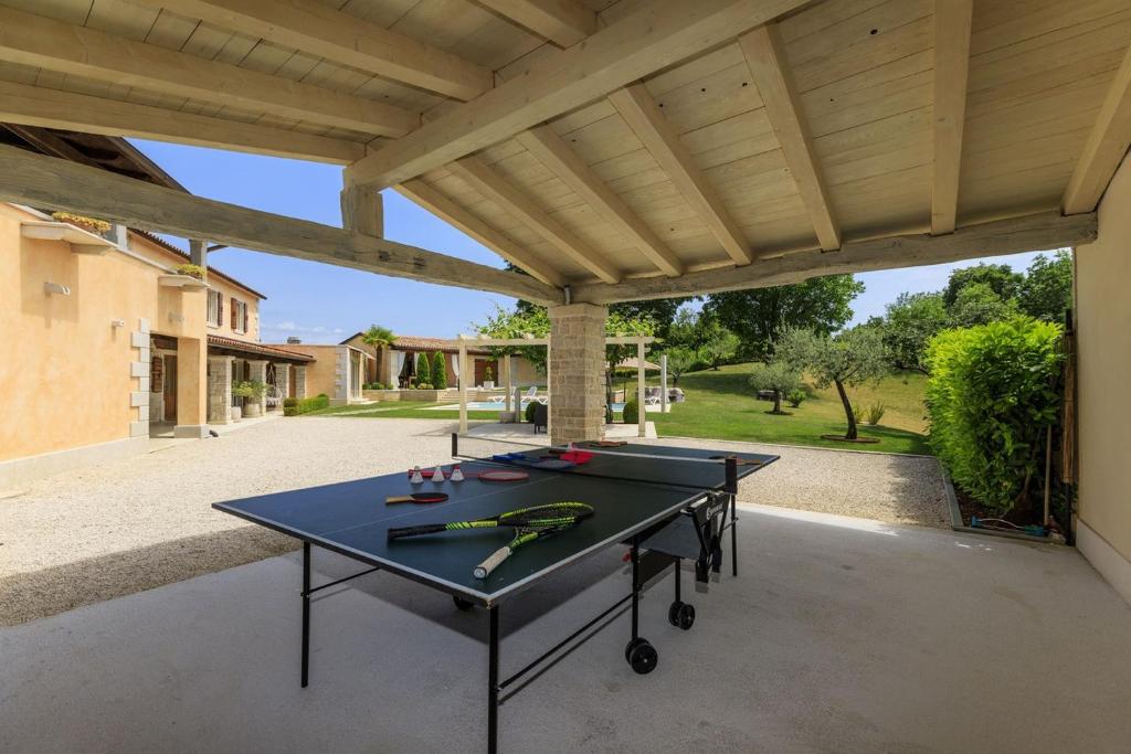 Stolný tenis v ubytovaní Villa Viscum in Central Istria for 8 persons with large garden - pet friendly alebo v jeho okolí