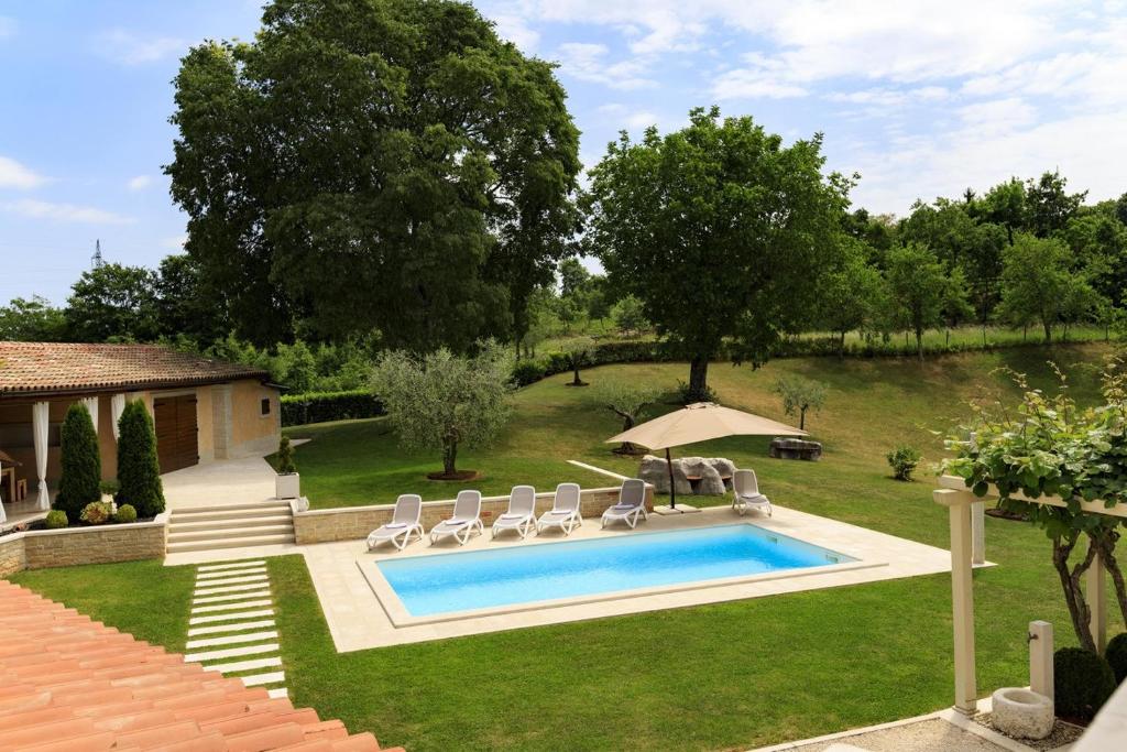 Bazén v ubytovaní Villa Viscum in Central Istria for 8 persons with large garden - pet friendly alebo v jeho blízkosti