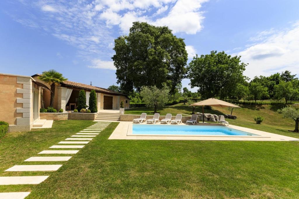 Bazén v ubytovaní Villa Viscum in Central Istria for 8 persons with large garden - pet friendly alebo v jeho blízkosti
