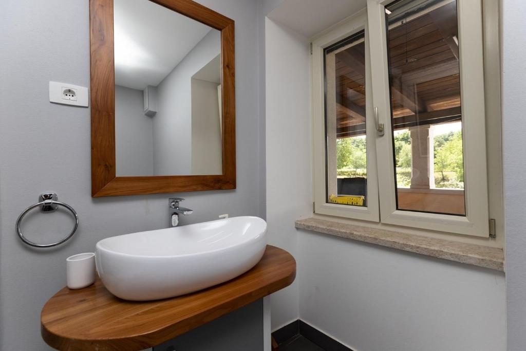 Kúpeľňa v ubytovaní Villa Viscum in Central Istria for 8 persons with large garden - pet friendly
