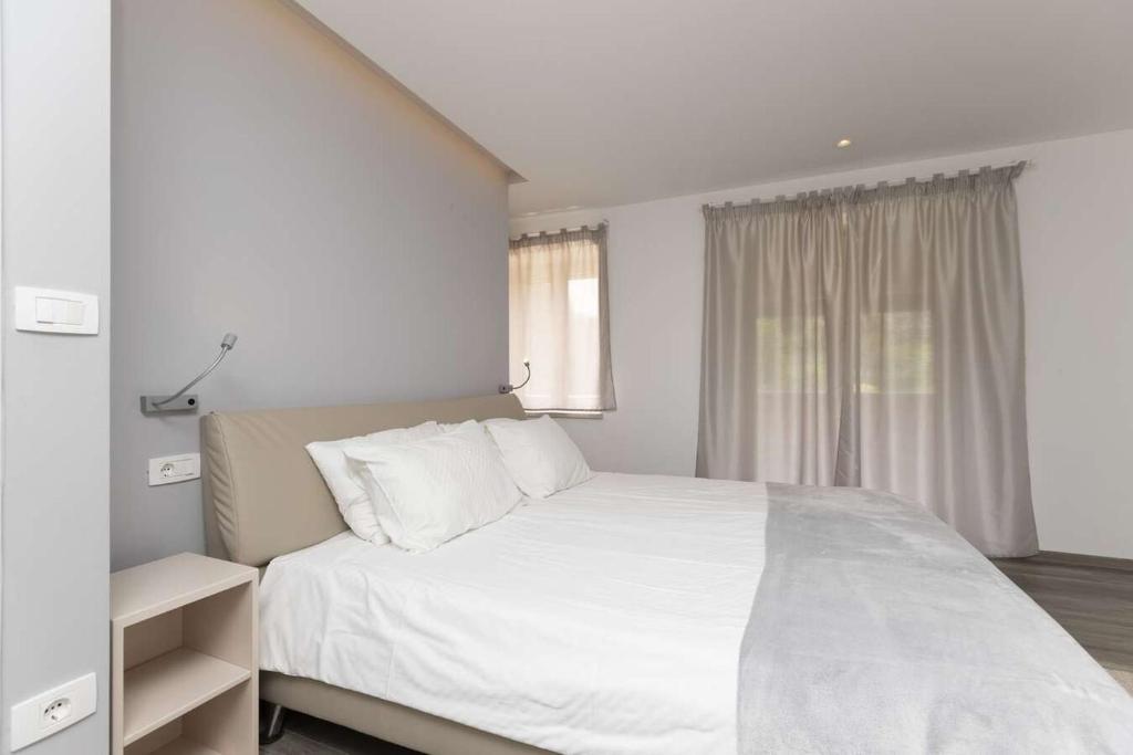 Posteľ alebo postele v izbe v ubytovaní Villa Viscum in Central Istria for 8 persons with large garden - pet friendly