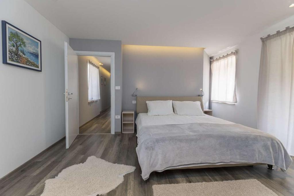 Posteľ alebo postele v izbe v ubytovaní Villa Viscum in Central Istria for 8 persons with large garden - pet friendly