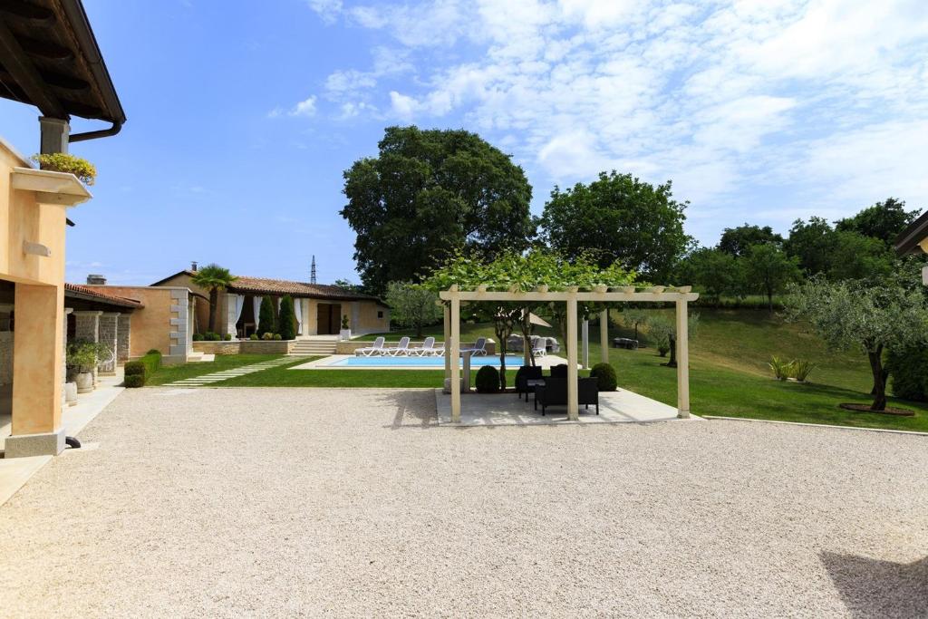 Vonkajšia záhrada v ubytovaní Villa Viscum in Central Istria for 8 persons with large garden - pet friendly