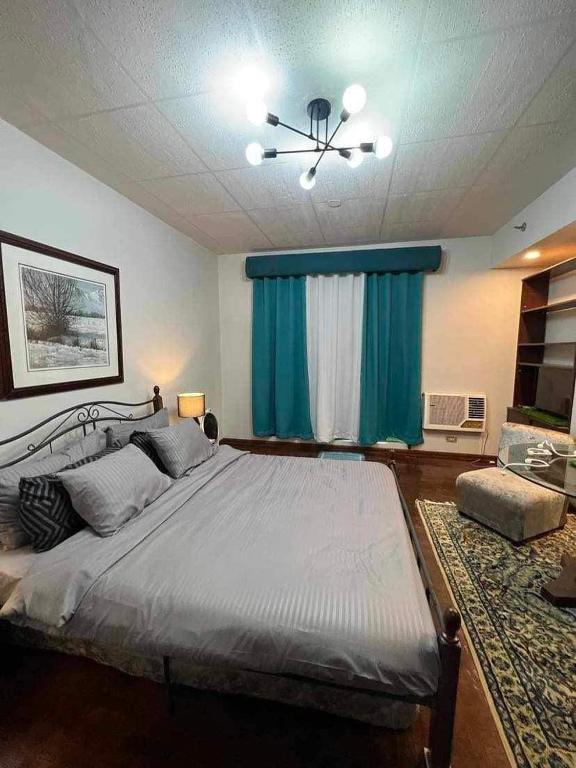 Säng eller sängar i ett rum på Millennium Plaza Hotel
