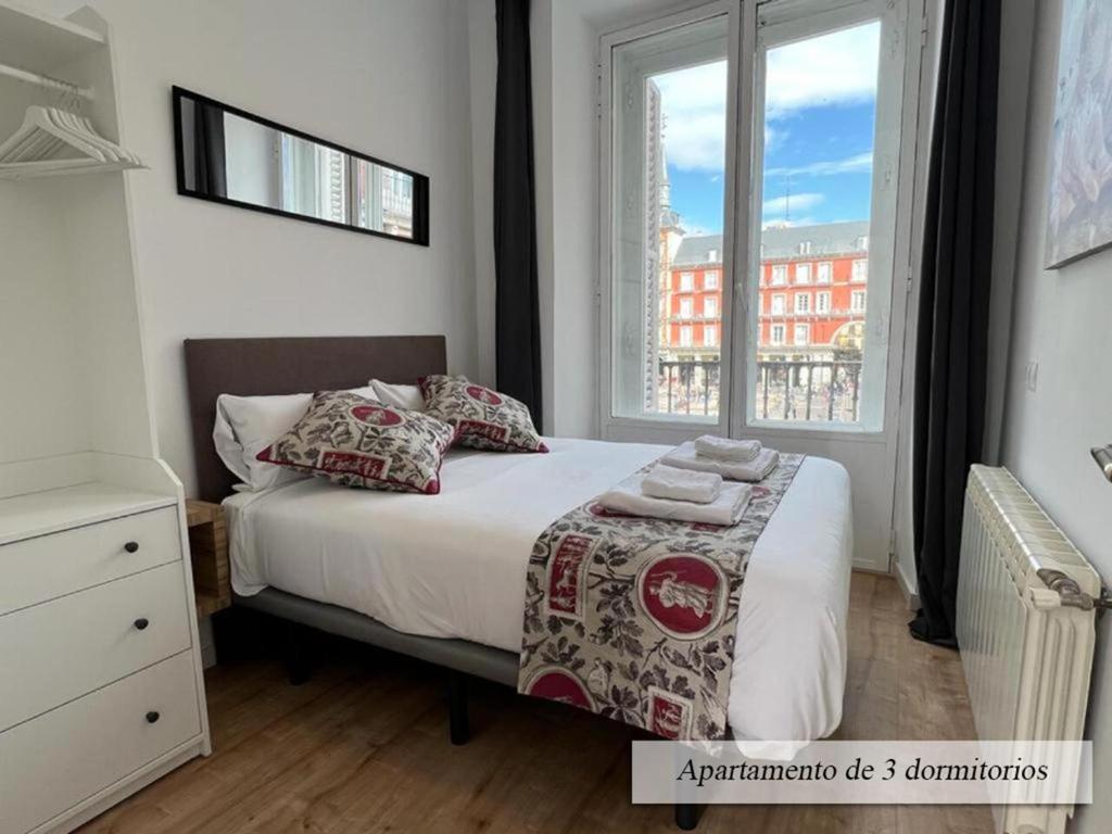 1 dormitorio con cama y ventana grande en Plaza Mayor, en Madrid