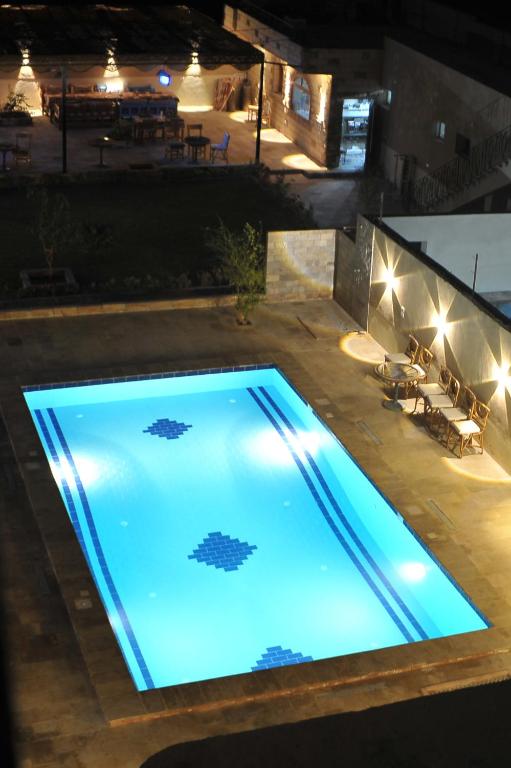 Bazén v ubytování New Memnon Hotel nebo v jeho okolí