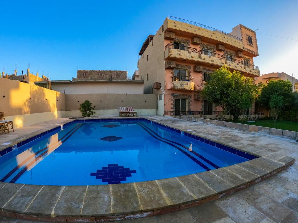 Bazén v ubytování New Memnon Hotel nebo v jeho okolí