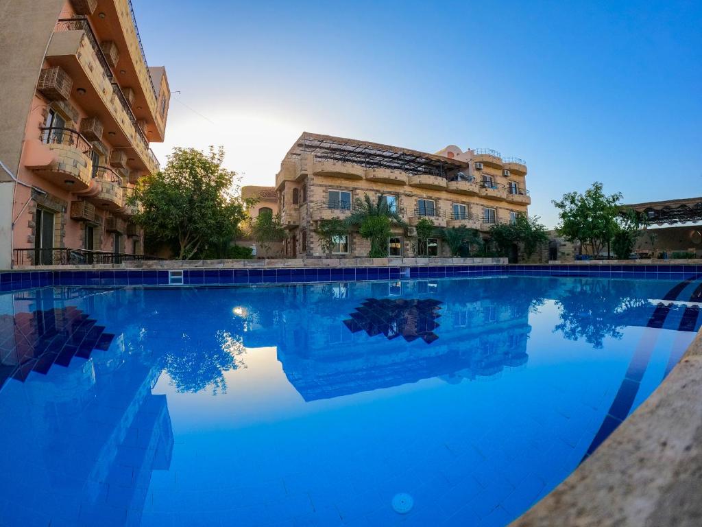 Bazén v ubytování New Memnon Hotel nebo v jeho okolí