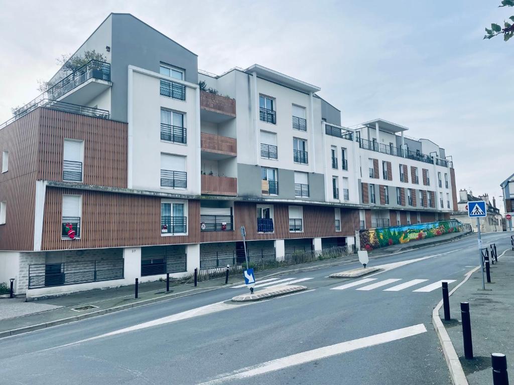 an empty street in front of a building at Appartement Lahcen in Thorigny-sur-Marne