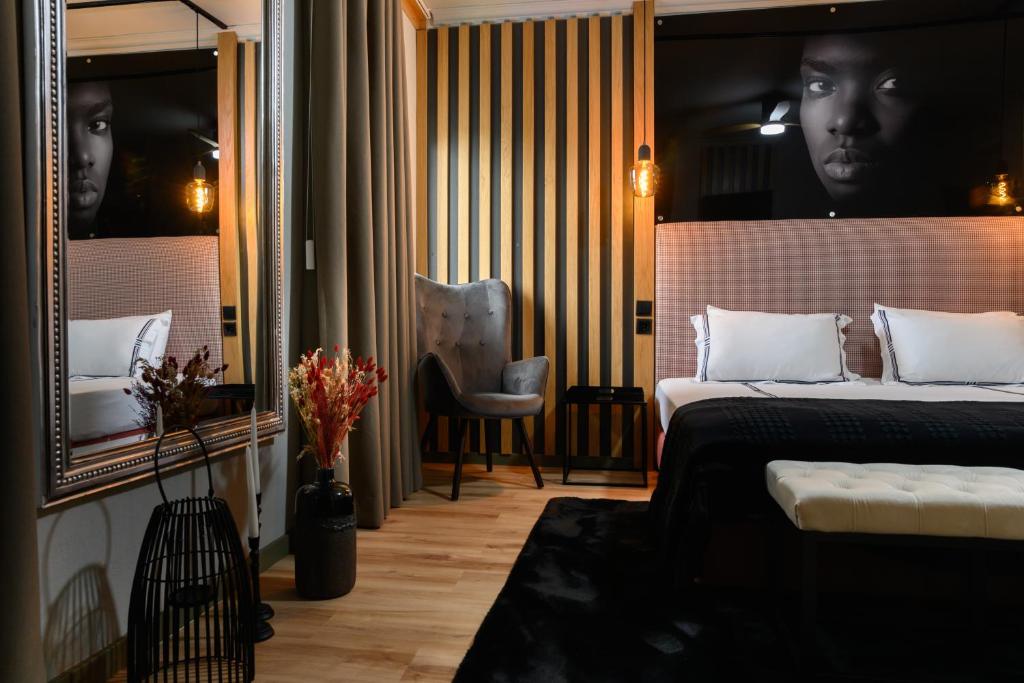 een hotelkamer met een bed en een spiegel bij Boutique Wine Hotel Panorama in Macedo de Cavaleiros