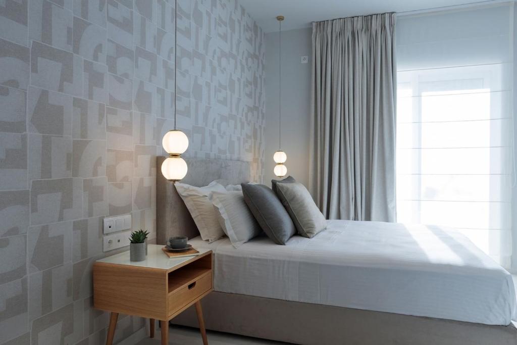 Ένα ή περισσότερα κρεβάτια σε δωμάτιο στο Azalea Luxury Apartment