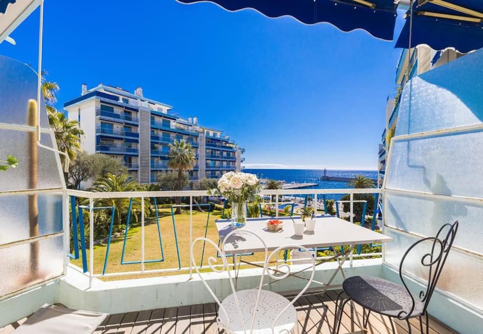 balcón con mesa, sillas y vistas al océano en MY CASA - PILATTE - BLUE - Beautiful studio on Seafront, en Niza