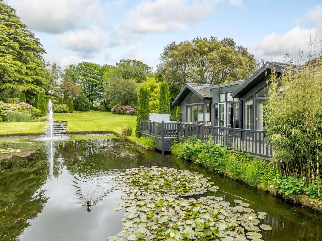 una casa en un jardín con un estanque y una fuente en 2 Bed in Ilfracombe 87360 en Kentisbury