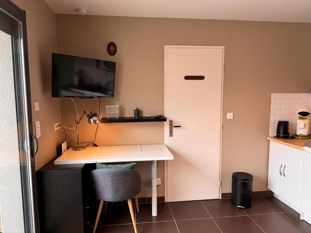 Kuchyň nebo kuchyňský kout v ubytování Le Studio de Vasconia