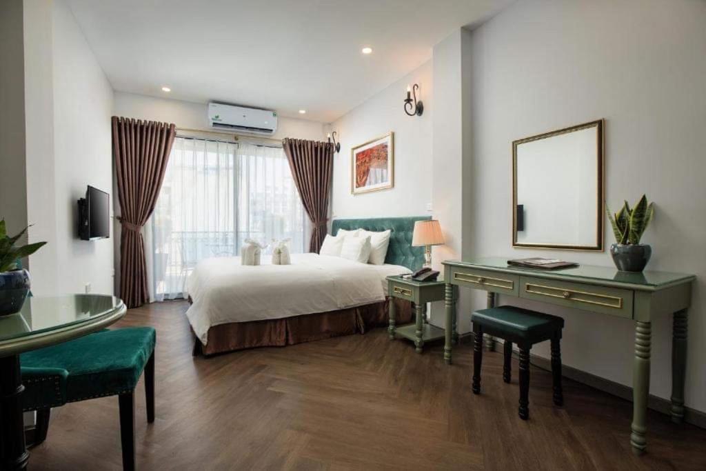 Postel nebo postele na pokoji v ubytování Gatsby Central Hotel Hanoi