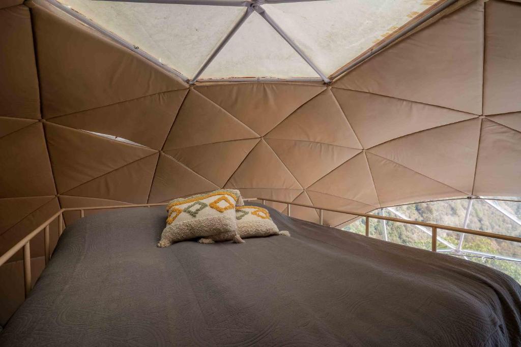 カナタルにあるLohonoStays Avalon Domesのテント内のベッド(枕付)