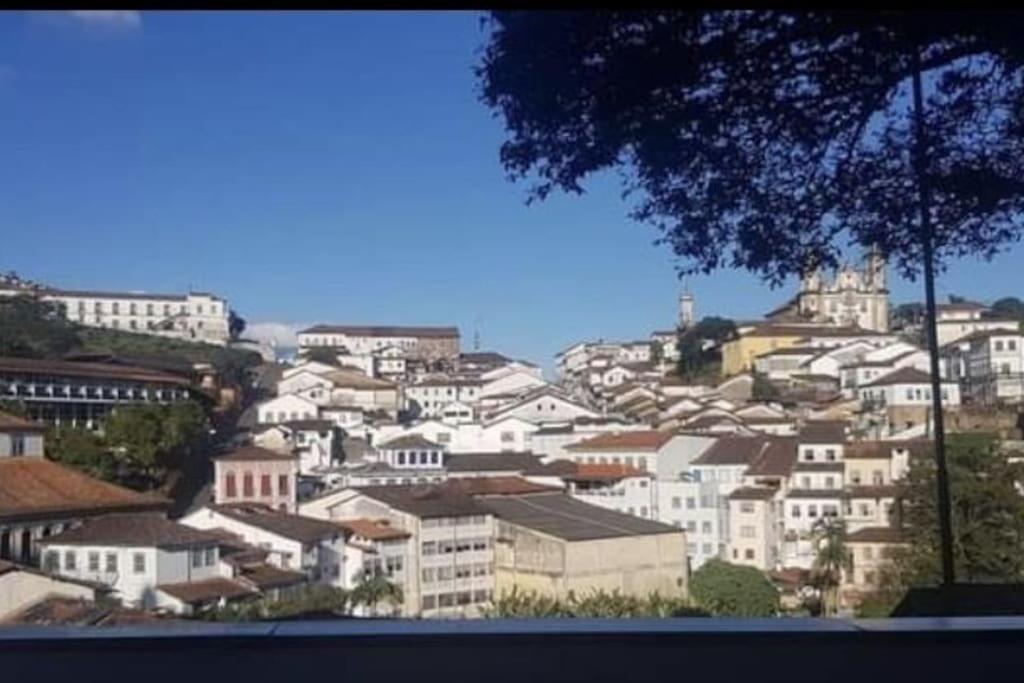 Blick auf eine Stadt mit weißen Gebäuden in der Unterkunft Casa Jabuticabeira in Ouro Preto