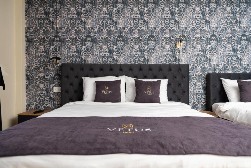 Postel nebo postele na pokoji v ubytování Vetus Hotel