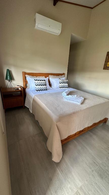 En eller flere senge i et værelse på Aconchego Familiar Apartamento a 3 min do Centro