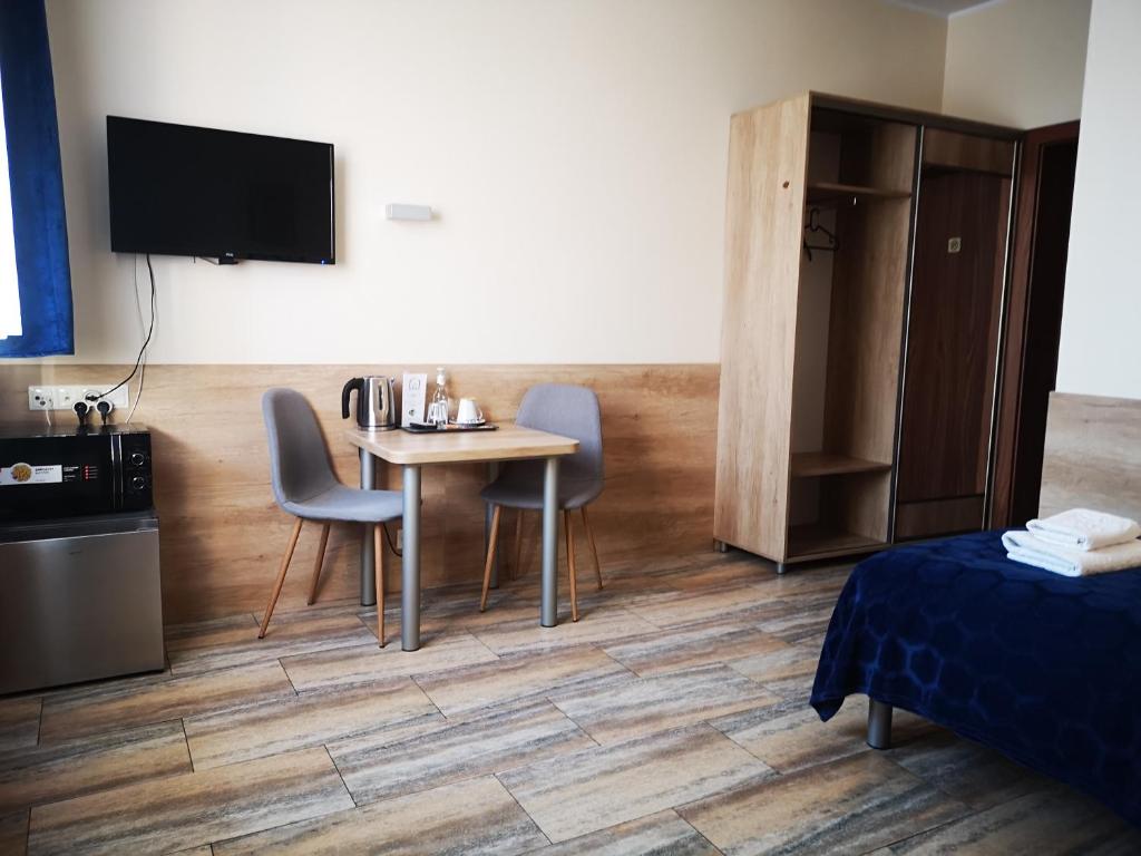 TV a/nebo společenská místnost v ubytování Gościniec Piast Pokoje i Camper Park