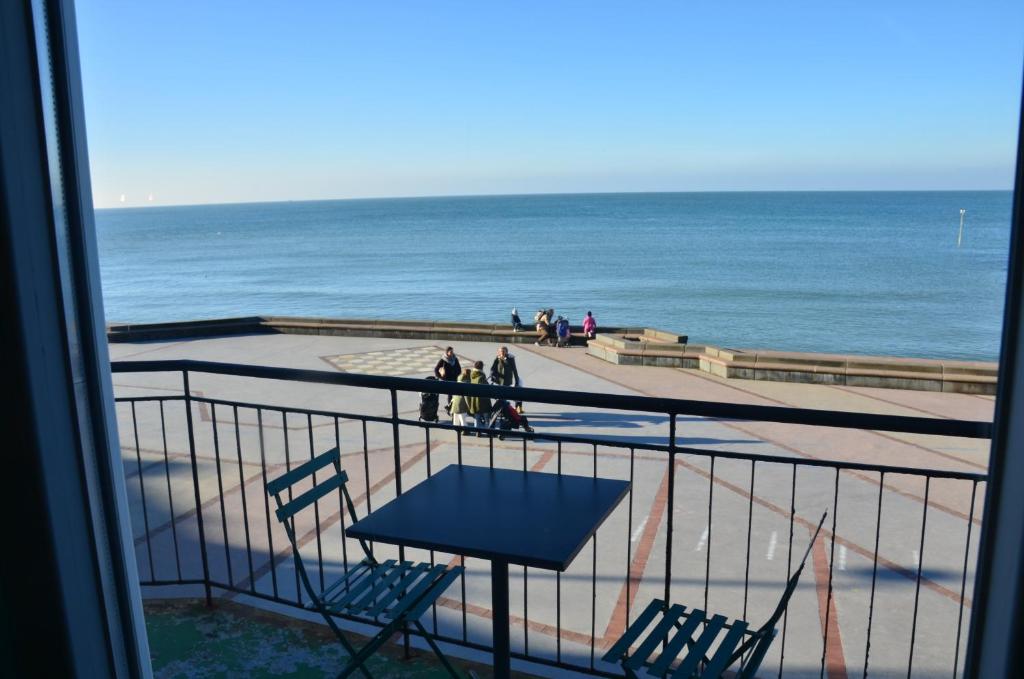 une vue sur l'océan depuis un balcon dans l'établissement Digue, à Wimereux