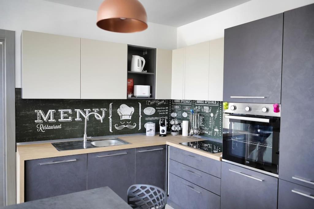 una cocina con fregadero y estufa horno superior en Go Exchange, Block F, Apt. 11, en St Paul's Bay