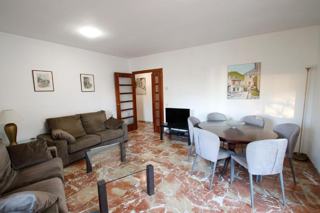 A seating area at Apartamento Les Palmeres