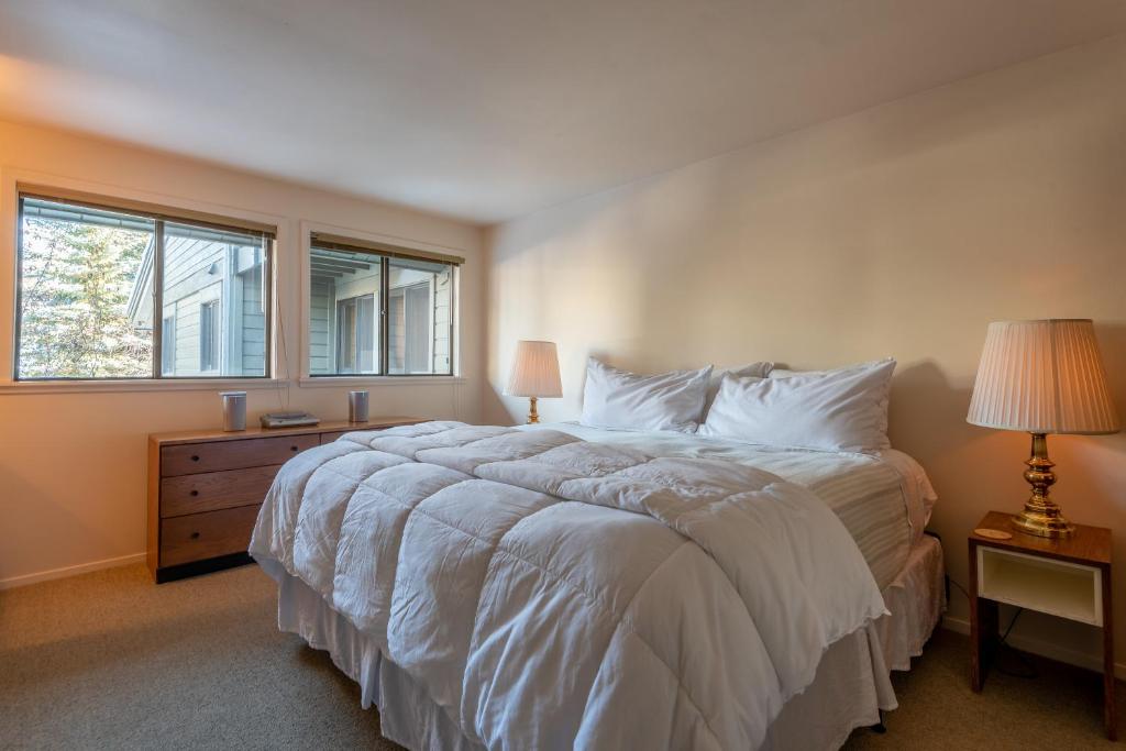 - une chambre avec un grand lit blanc et une fenêtre dans l'établissement Dollar Meadows Condo 1382 - Cozy & Sun Valley Resort Amenities Included, à Sun Valley