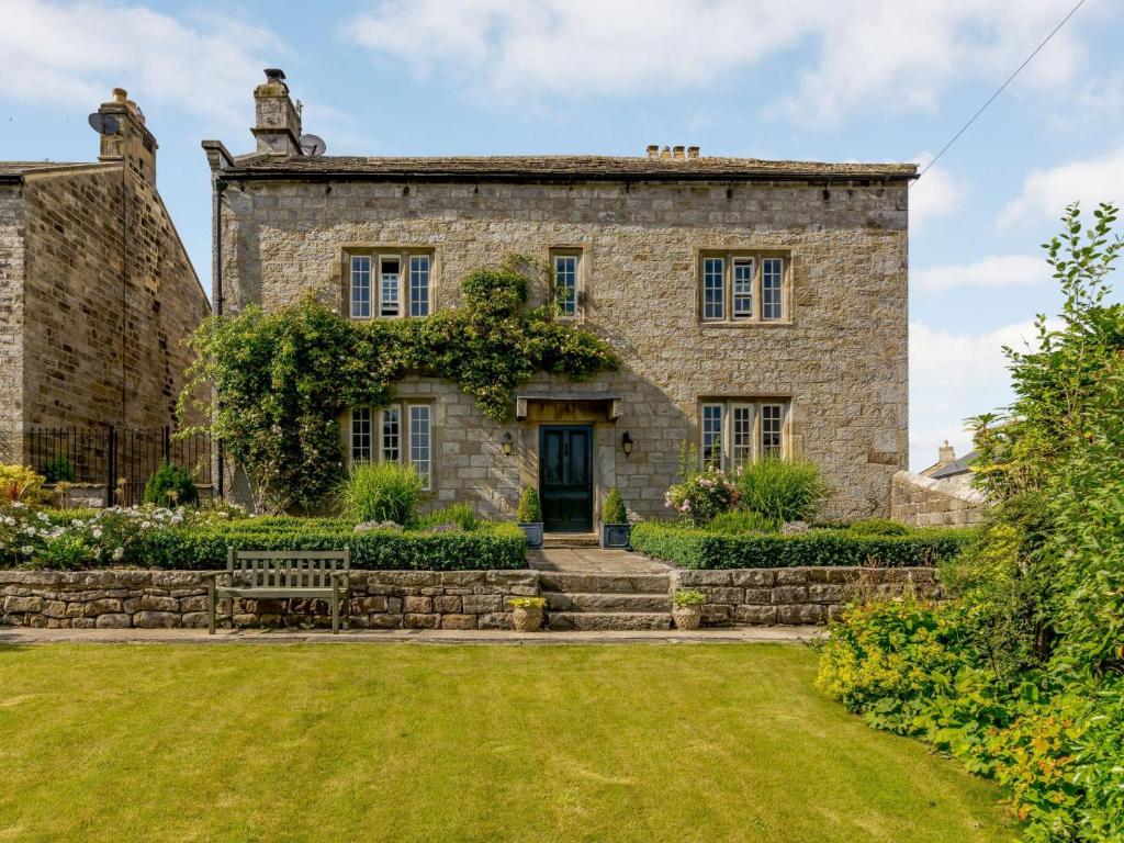 an old stone house with a garden in front of it at 5 bed in Pateley Bridge 83663 in Summer Bridge