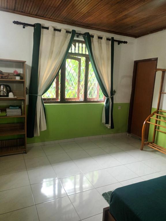 Lovely FLowers in Mount Lavinia - Double Room With Private Bathroom